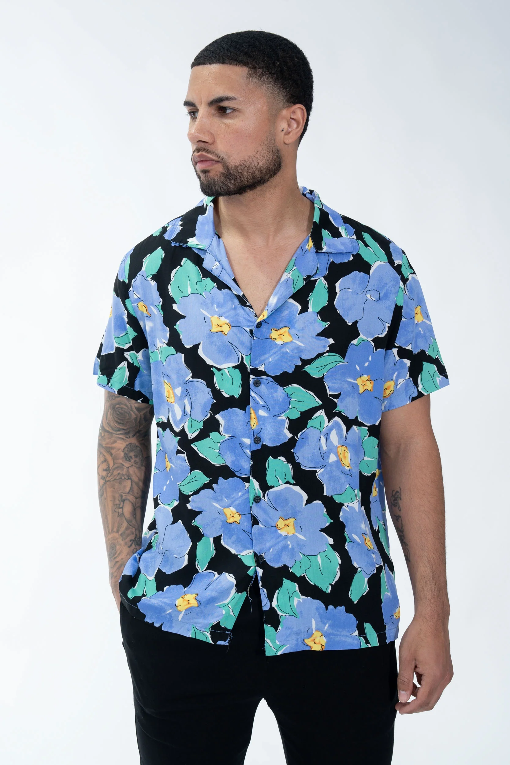 Chemise à manches courtes avec un motif floral - Image 7