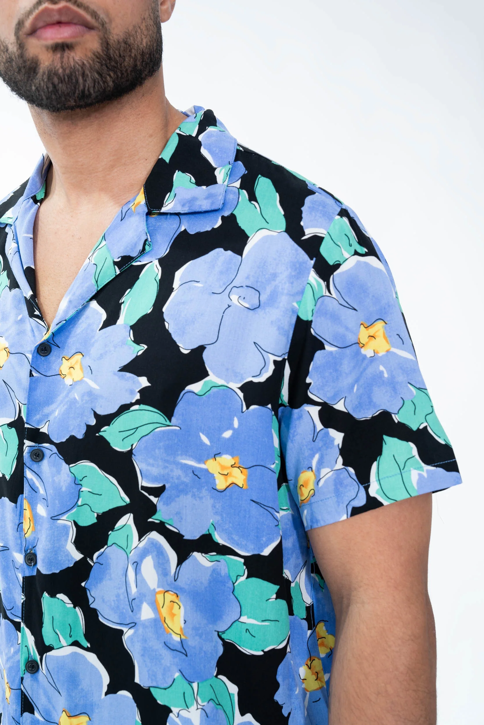 Chemise à manches courtes avec un motif floral - Image 8