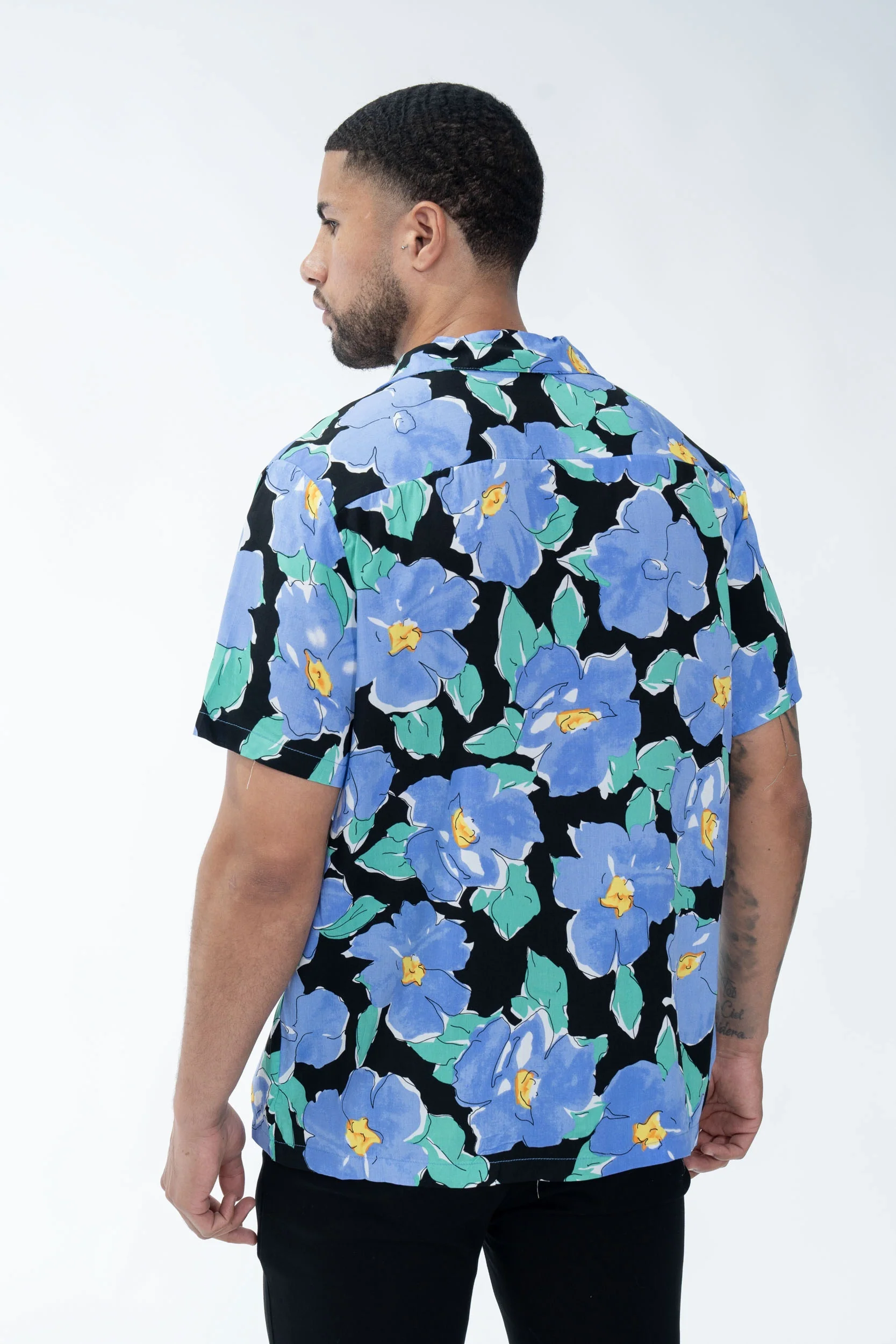 Chemise à manches courtes avec un motif floral - Image 9