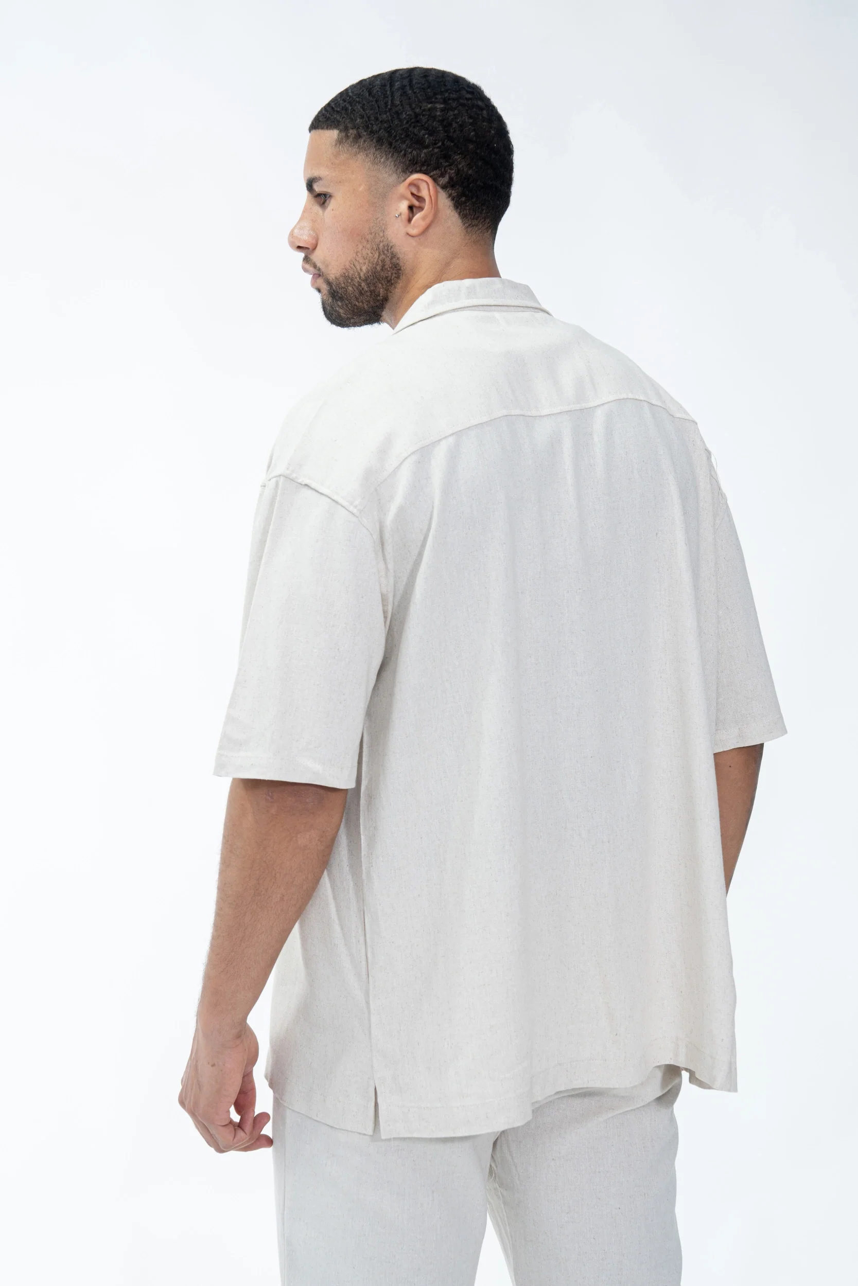 Chemise à manches courtes unie à multiples poches - Image 8