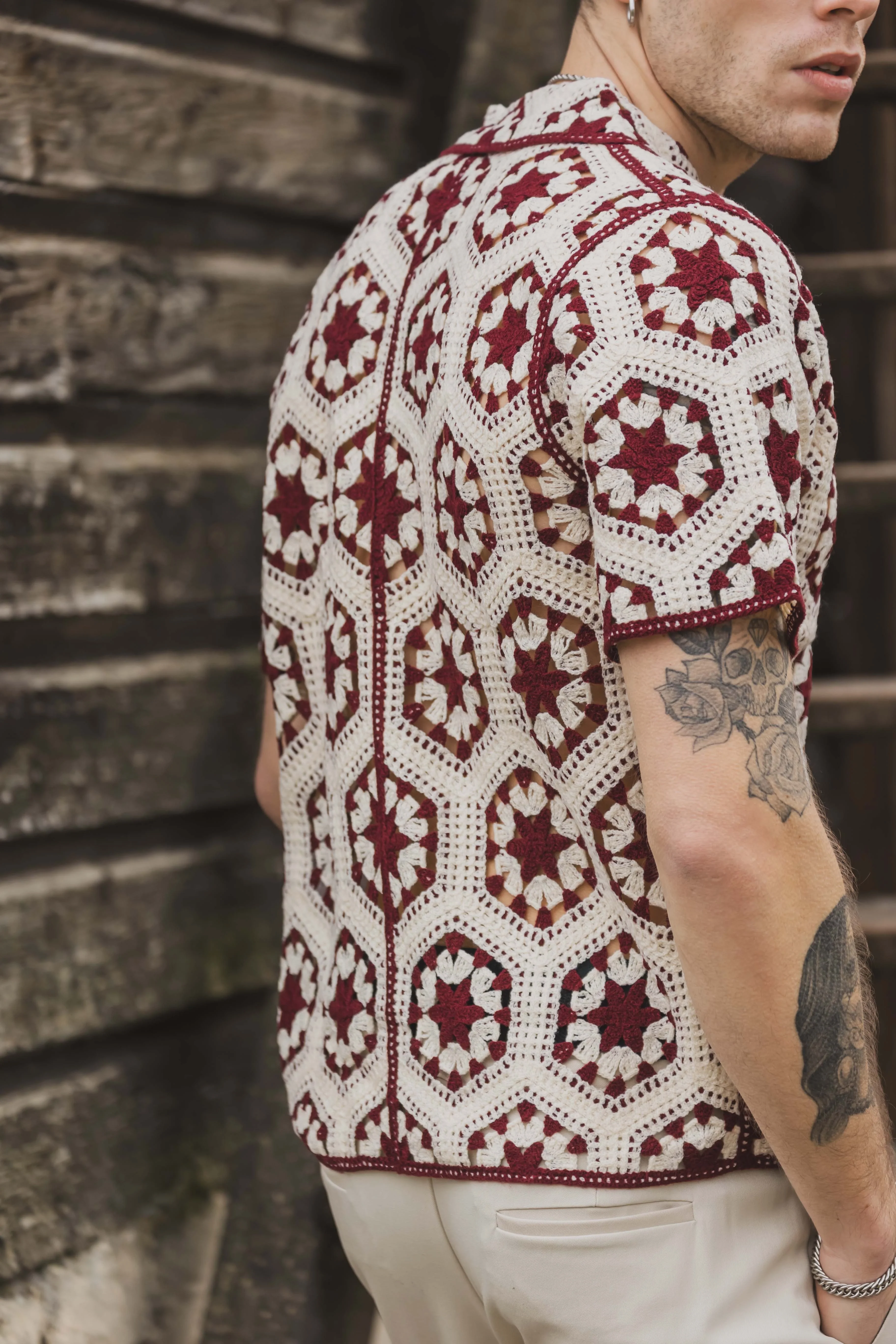 Chemise en crochet à manches courtes avec motif géométrique beige - Image 7