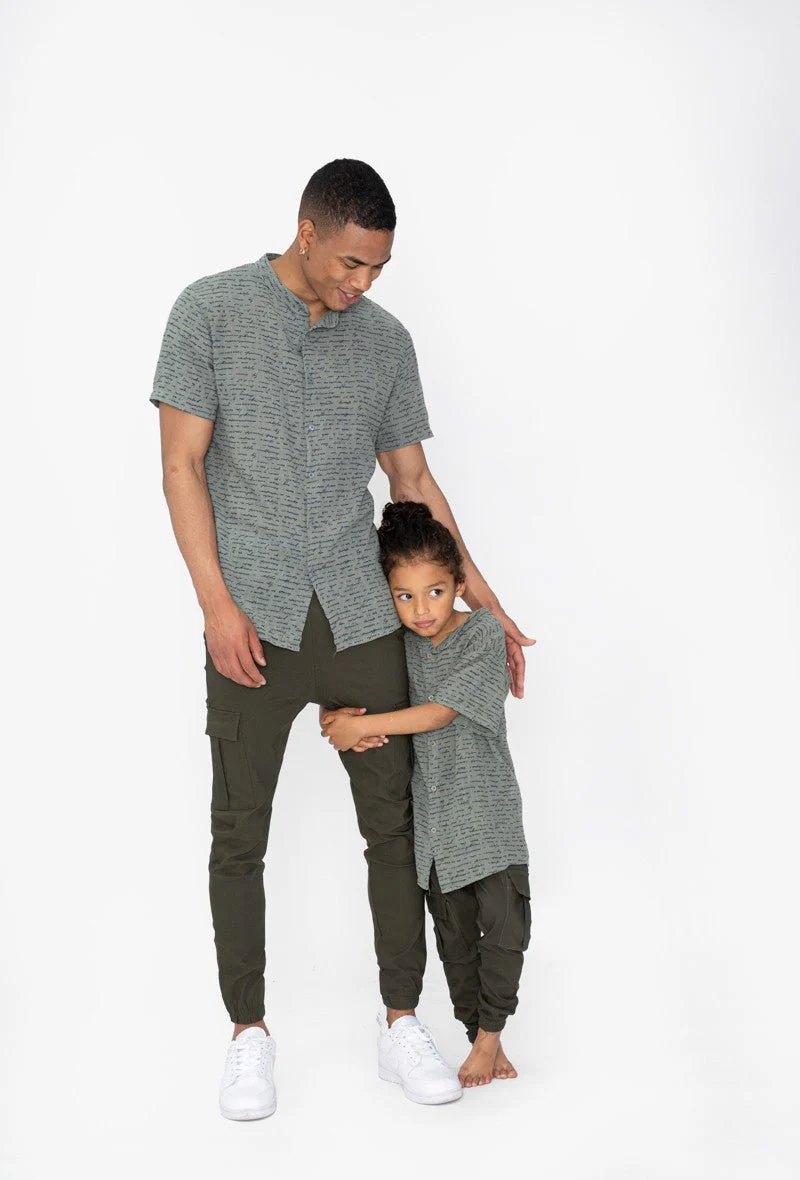 Chemise enfant manches courtes à motifs écriture - Image 8
