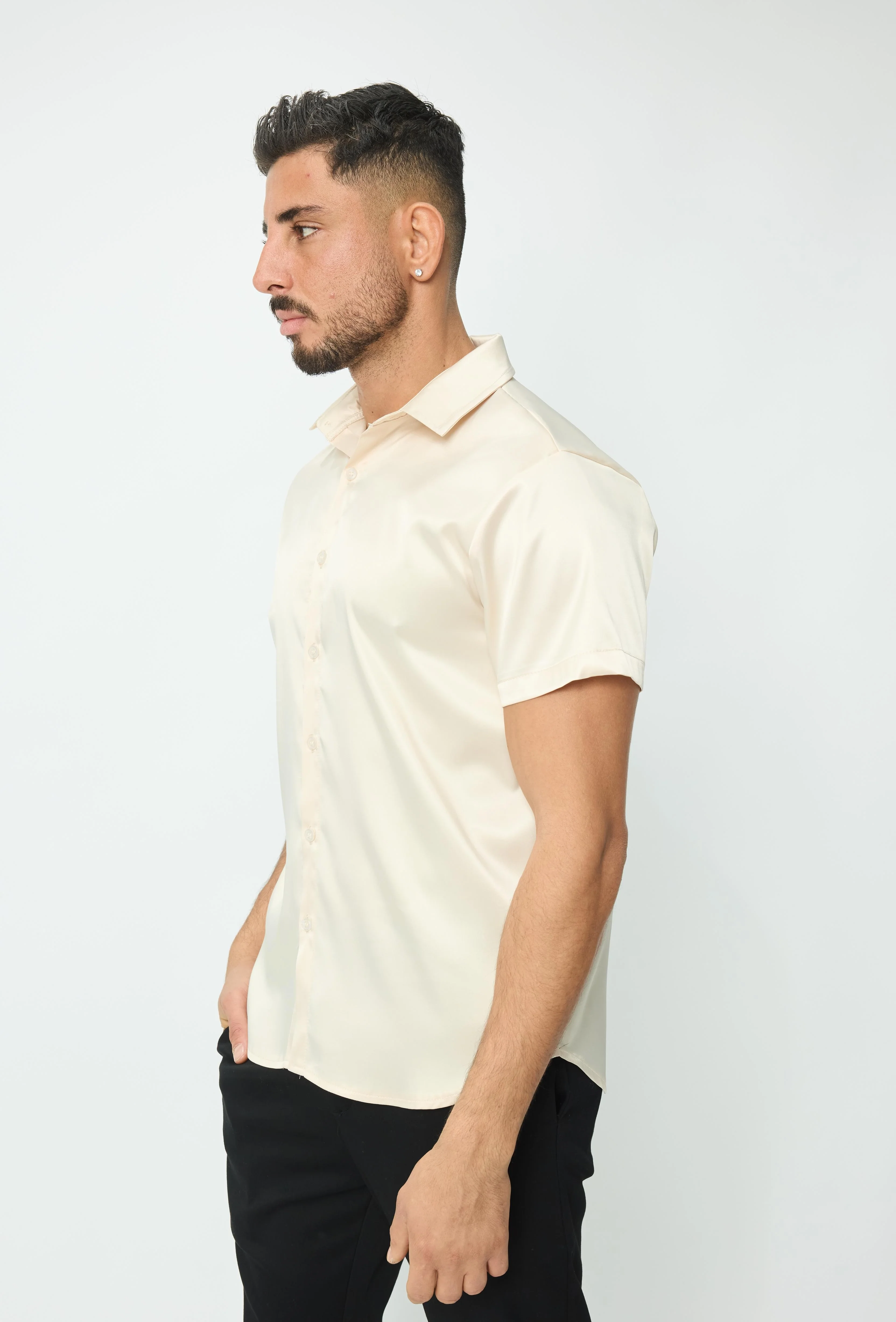 Chemise unie classique satinée et osée à manches courtes - Image 2