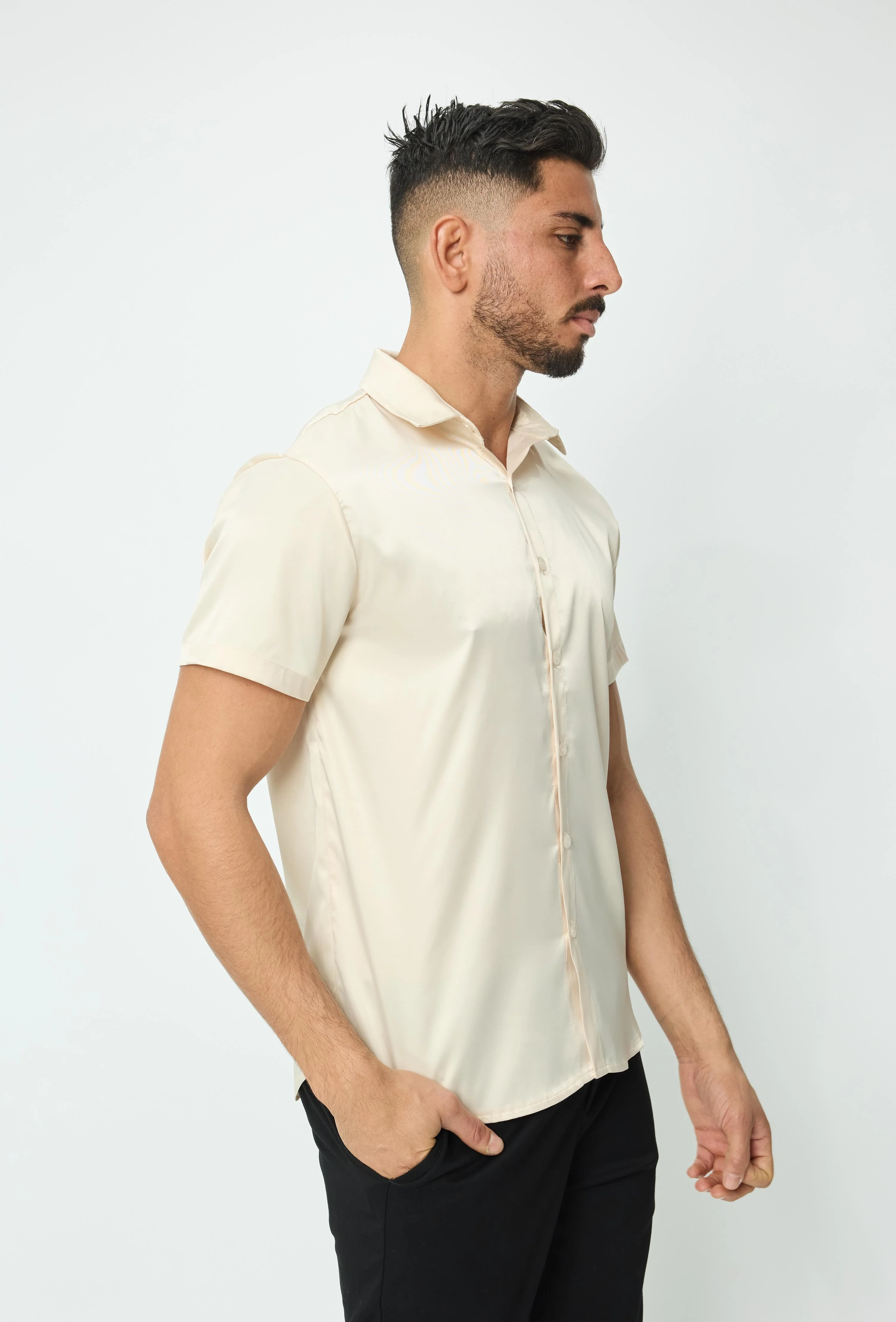 Chemise unie classique satinée et osée à manches courtes - Image 3