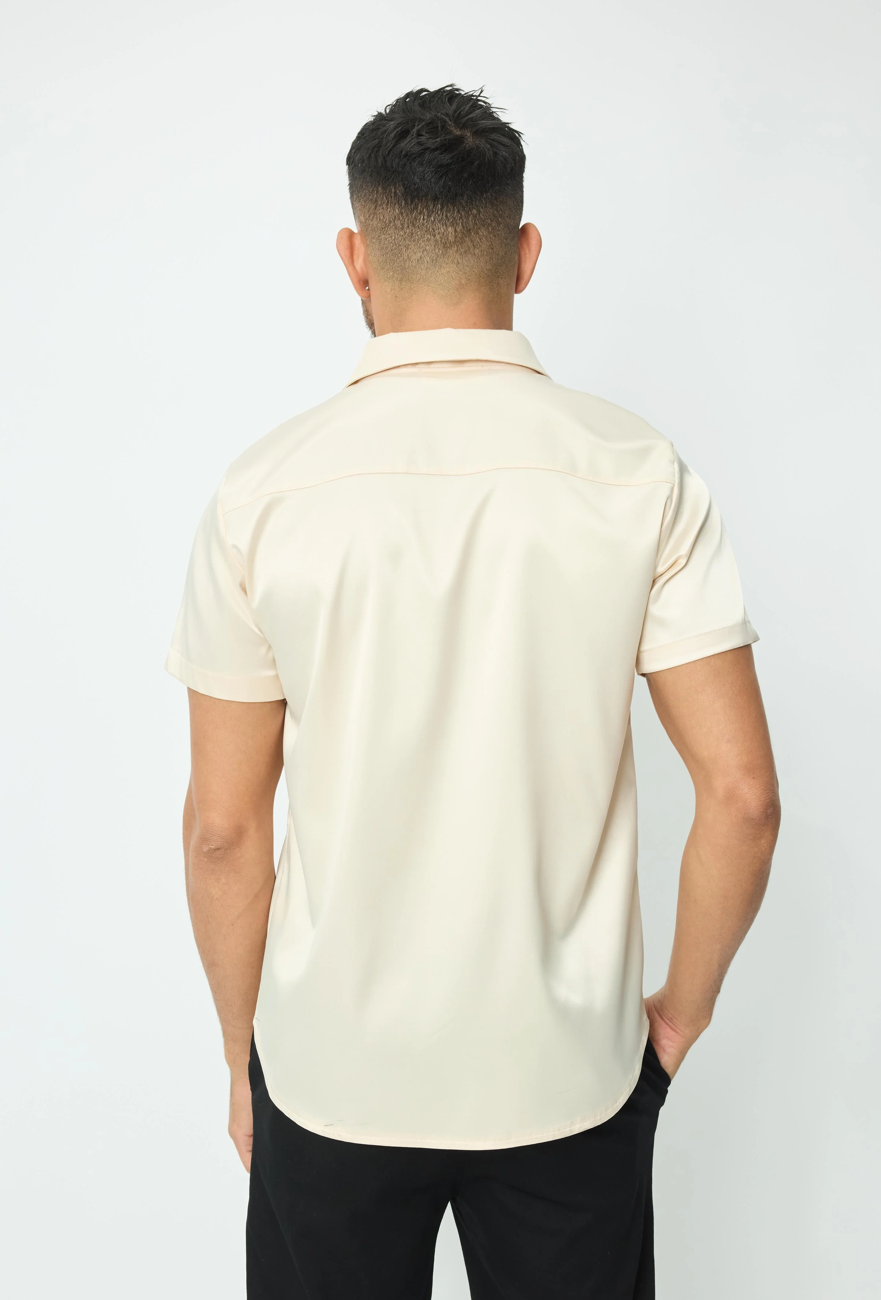 Chemise unie classique satinée et osée à manches courtes - Image 4