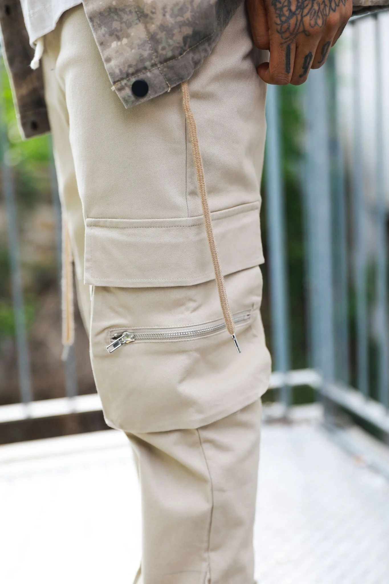 Pantalon cargo jogger avec détail zippé - Image 17