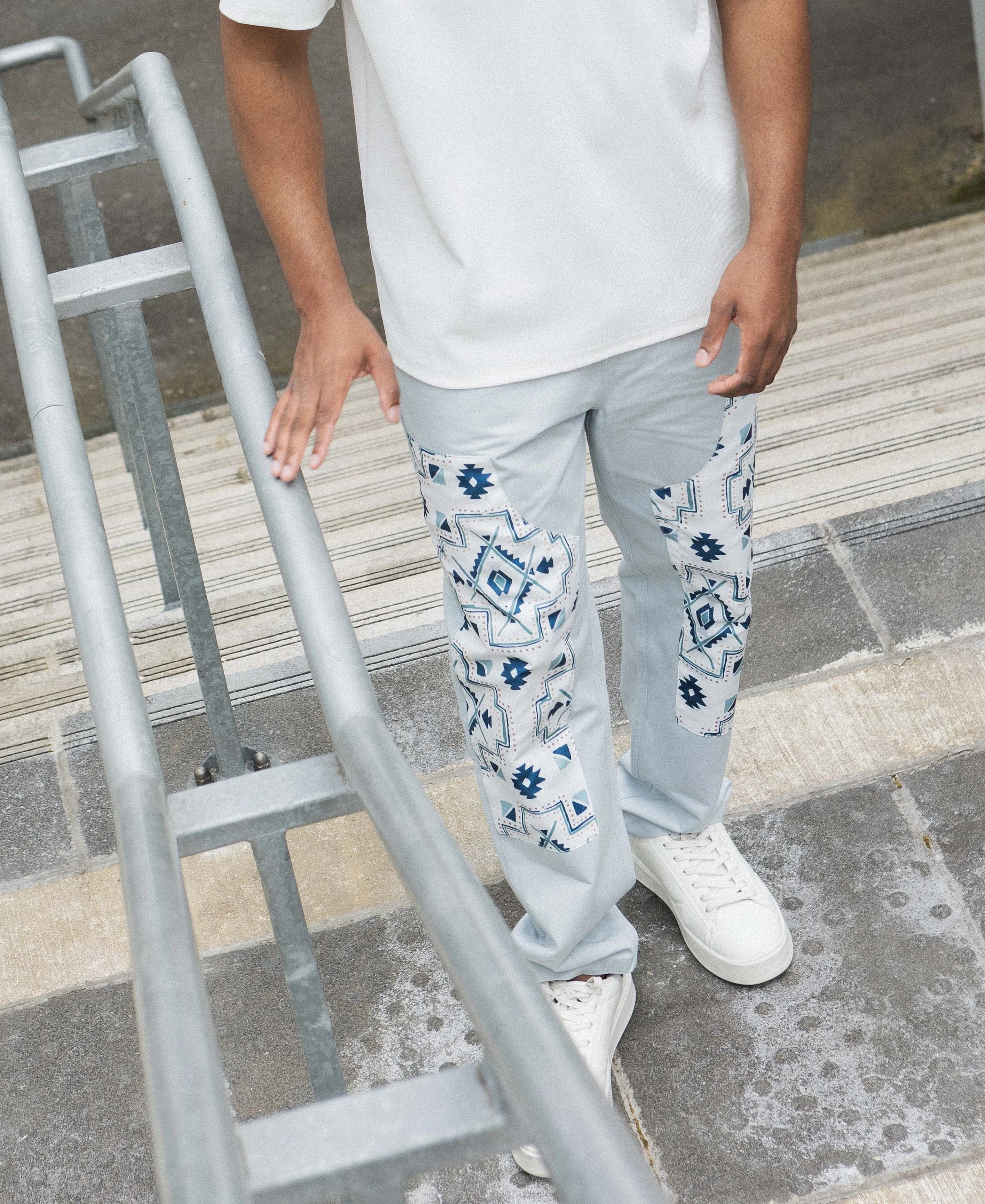 Pantalon droit uni avec patch géométrique