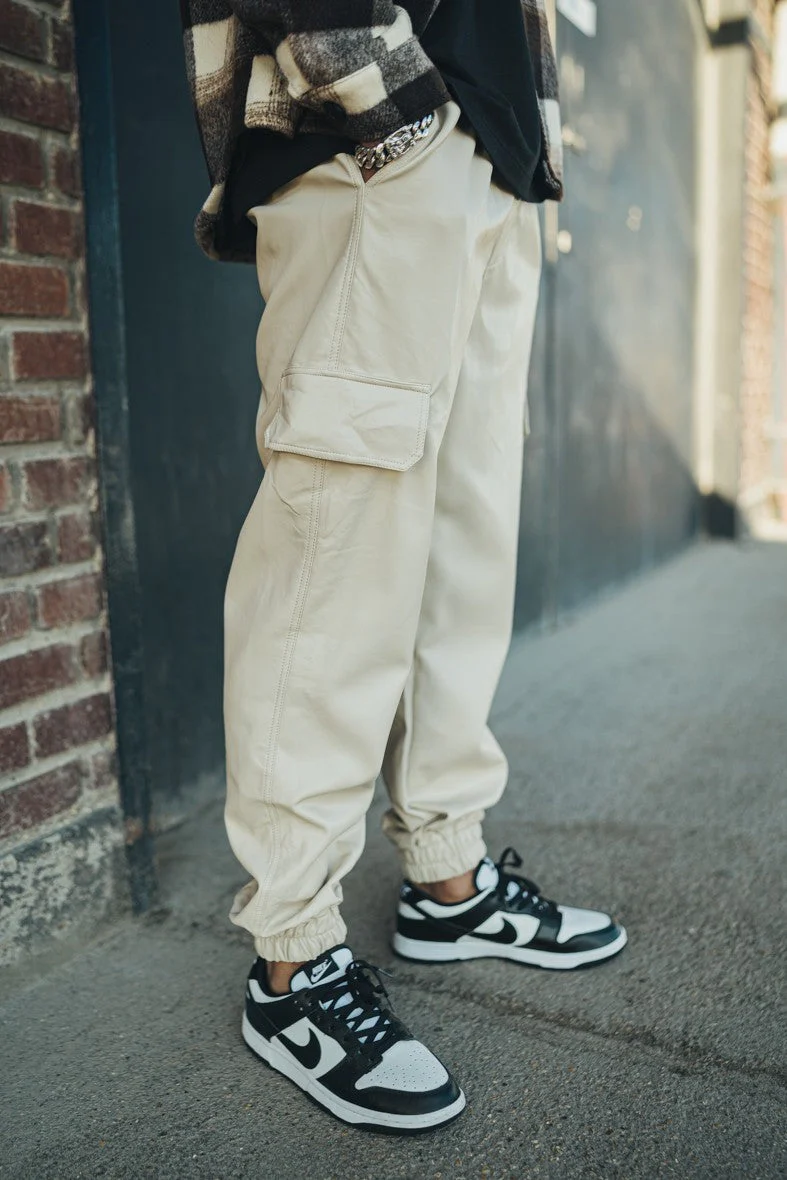 Pantalon jogger cargo similicuir - Image 12