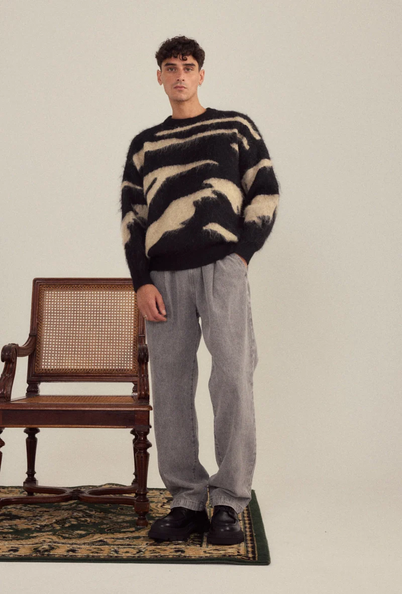 Pull sans capuche avec rayures verticales de couleur noir - Image 4