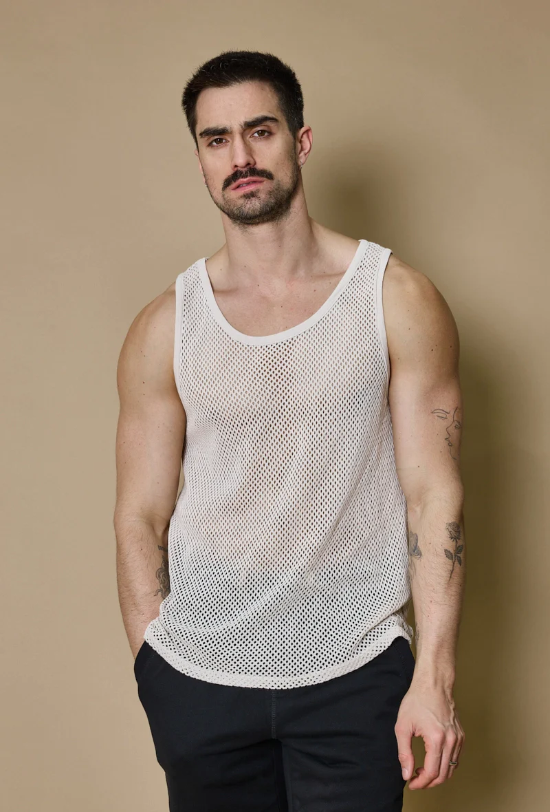 T-shirt uni sans manches trouée courtes