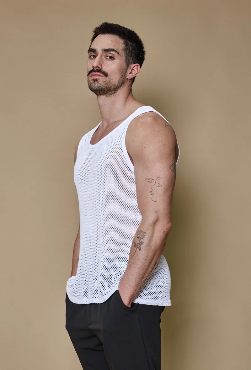T-shirt uni sans manches trouée courtes - Image 9