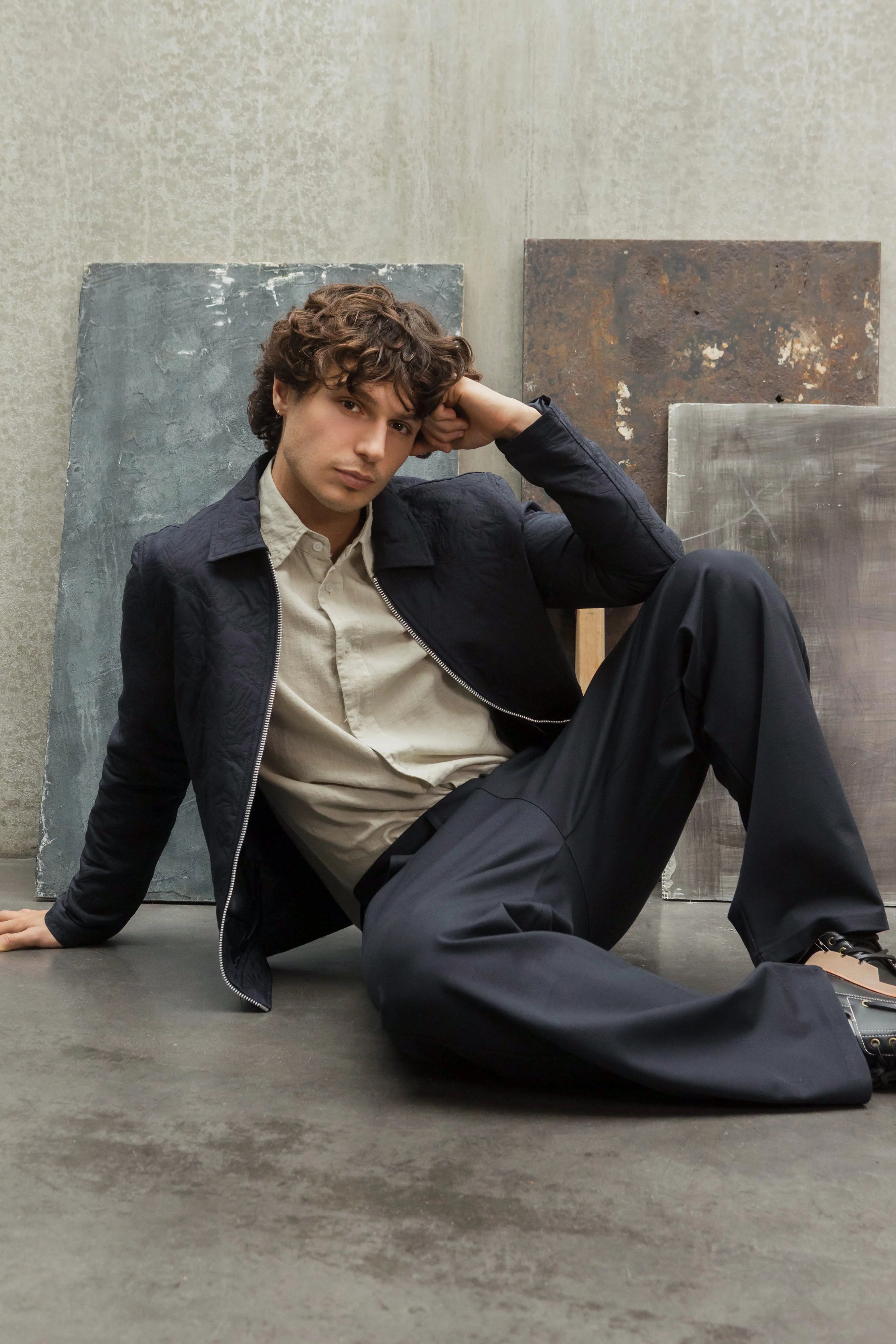 Veste minimaliste alliant élégance et simplicité - Image 5
