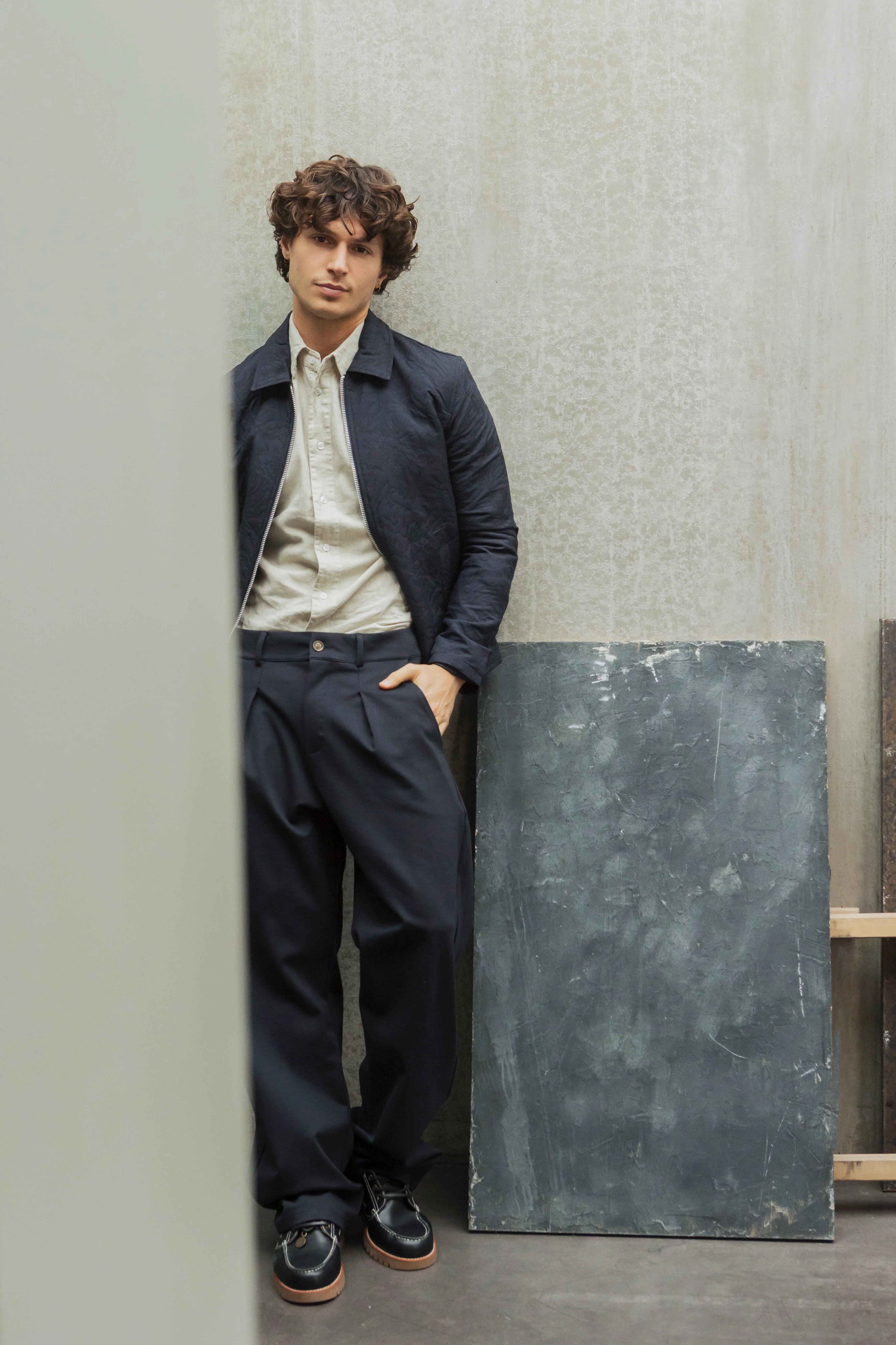 Veste minimaliste alliant élégance et simplicité - Image 6